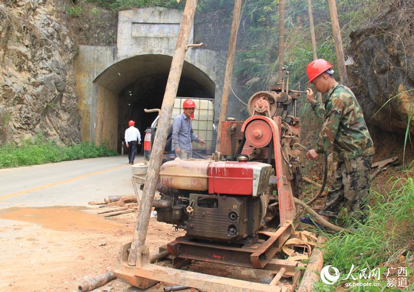 4月25日，广西建业勘察设计有限公司地质钻探队工程技术人员在宁明花山隧道前使用地质钻探设备进行地质构造状况勘察。