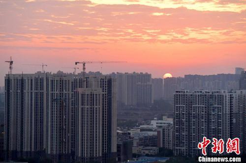 图为成都城区一角太阳正从东方升起。<a target=_blank href=http://www.chinanews.com/>中新社</a>记者 刘忠俊 摄