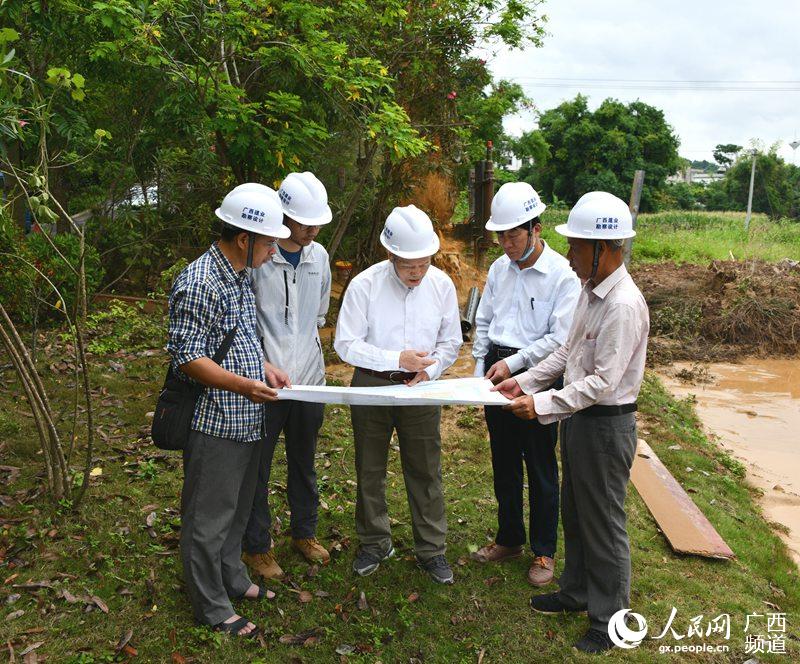 5月26日，广西建业勘察设计有限公司教授级高级工程师孔繁业（中）、水文地质高级工程师覃奇光（右一）等工程技术人员在宁明花山温泉康养度假区进行水文地质调查。陈业和摄